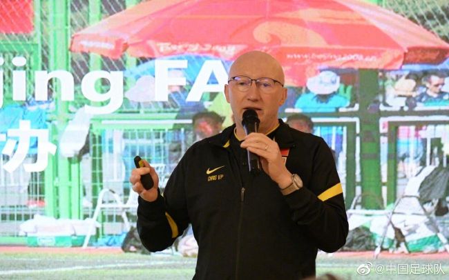 老师把腿抬高撕开白丝袜喷水视频